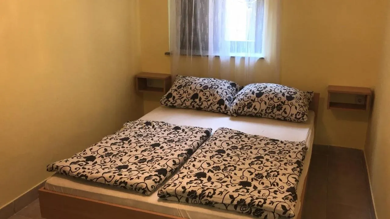 Ela Apartmani A1 Gornji Karin Guest house